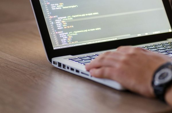 Agence développement web : créateurs de sites sur mesure et durables