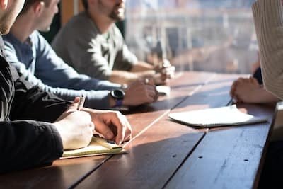 Quel est le type d'équipement indispensable pour une salle de réunion moderne ?